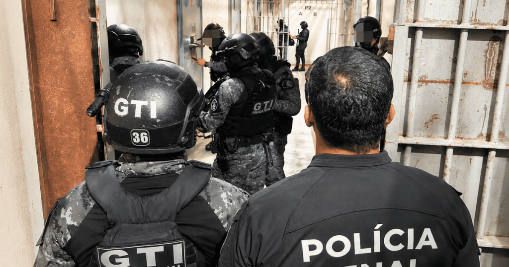 Polícia Penal e equipes do Gaeco durante a Operação Coluna Sul, que cumpre mandados contra integrantes do PCC em unidades prisionais e seis estados brasileiros.