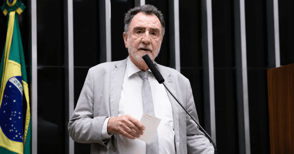 Patrus Ananias anuncia pré-candidatura ao governo de Minas Gerais durante evento do PT em Belo Horizonte.