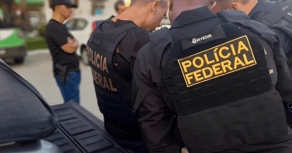 Policiais federais durante a 6ª fase da Operação Unha e Carne, que investiga suposto esquema de lavagem de dinheiro de R$ 7,6 bilhões no Rio de Janeiro.