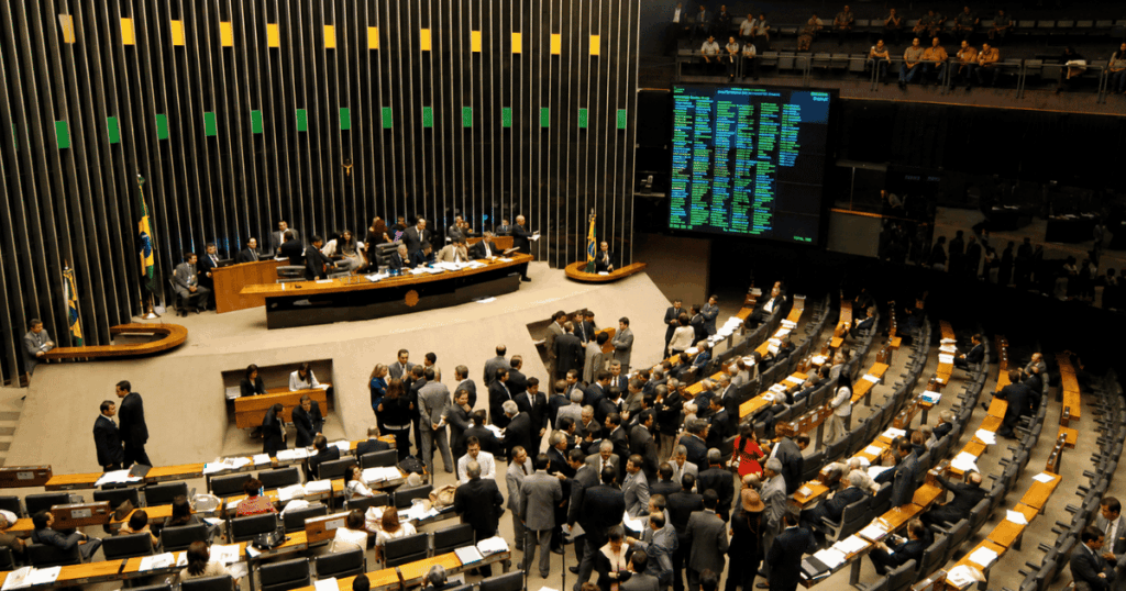 Plenário da Câmara dos Deputados durante sessão legislativa sobre emendas parlamentares.