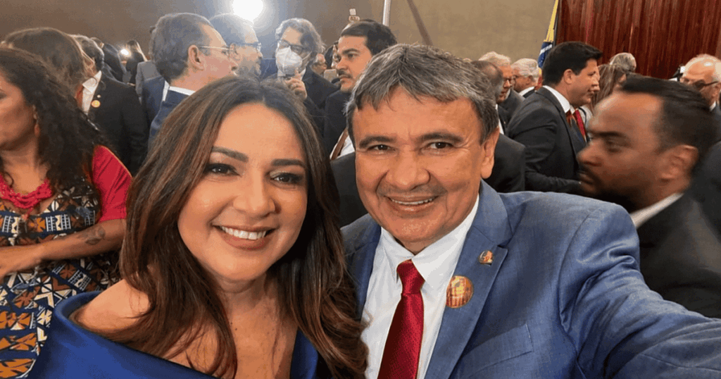 Rejane Dias ao lado do ministro Wellington Dias em evento oficial. Ex-secretária de Educação do Piauí responde a ações de improbidade movidas pelo MPF.