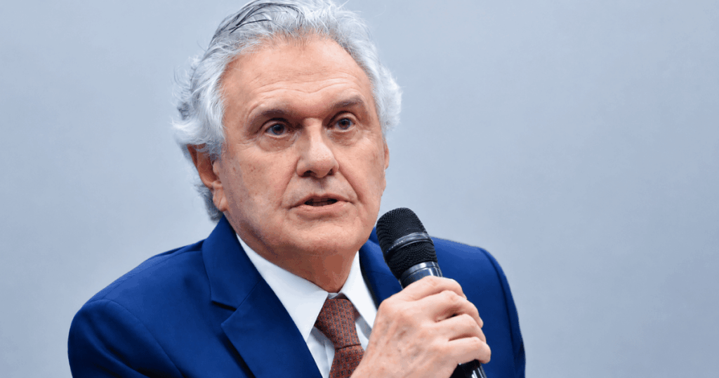 Ronaldo Caiado durante evento público, em imagem usada na cobertura da ação do Ministério Público de Goiás que questiona o uso de policiais militares em sua escolta.