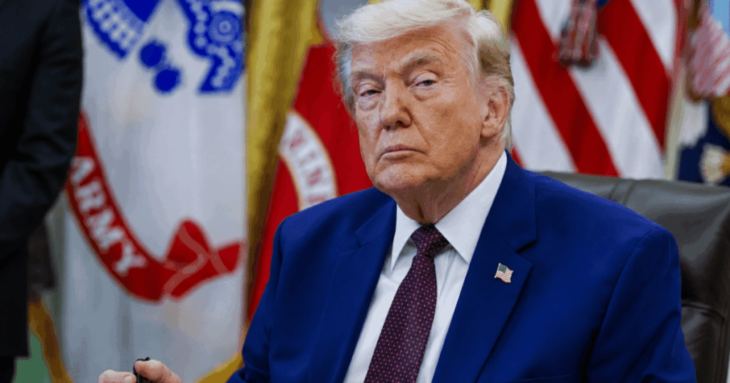 Donald Trump durante anúncio de sanções dos EUA contra brasileiros e empresas por suposta ligação com o PCC.