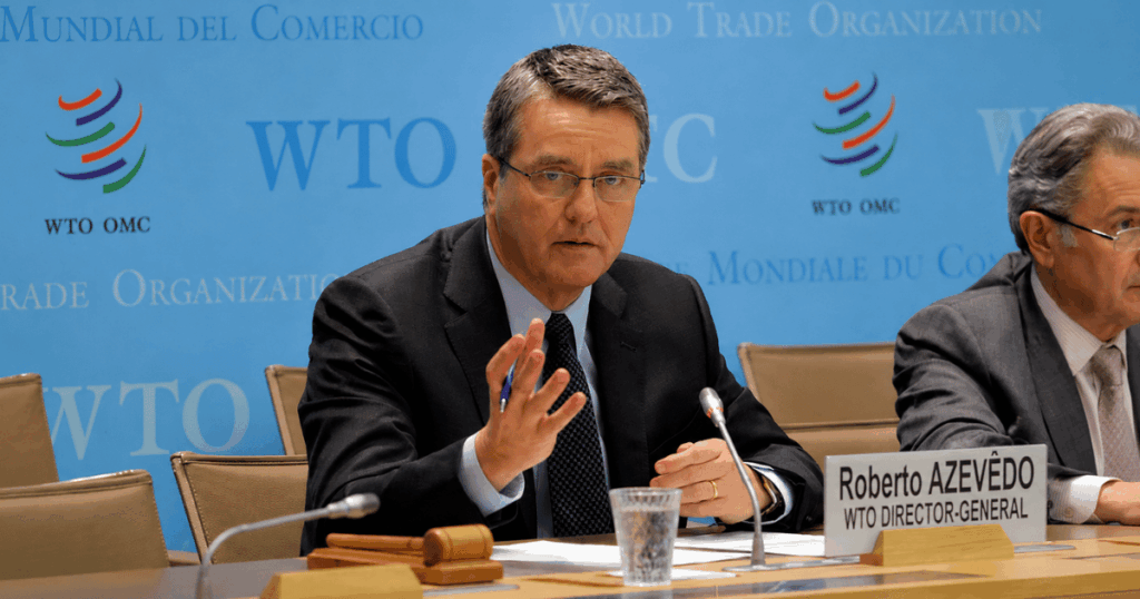 Roberto Azevêdo durante evento da OMC, usado em reportagem sobre o tarifaço de Trump e as audiências do USTR sobre produtos brasileiros.