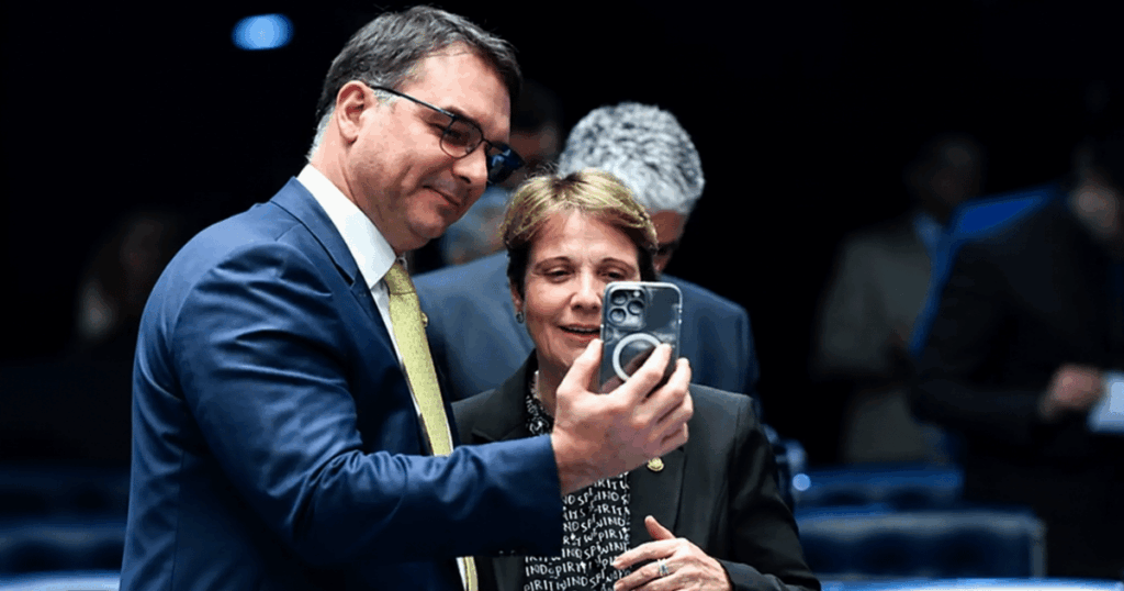 Flávio Bolsonaro e Tereza Cristina durante evento em Brasília, em meio às negociações para uma possível chapa presidencial nas eleições de 2026.