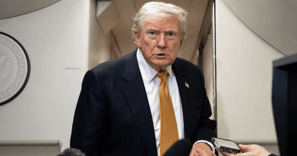 Donald Trump durante pronunciamento após afirmar que os Estados Unidos responderão militarmente caso o Irã tente assassiná-lo.