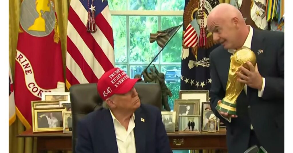 Donald Trump e Gianni Infantino no Salão Oval com taça da Copa do Mundo