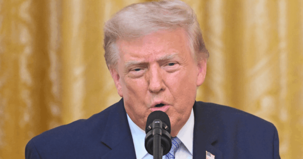 Donald Trump durante declaração em que afirmou considerar uma ofensiva militar de maior escala contra o Irã.