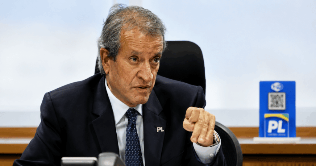 Valdemar Costa Neto, presidente nacional do PL, durante evento partidário; declaração sobre emendas parlamentares motivou pedido de esclarecimentos do STF a diferentes partidos.