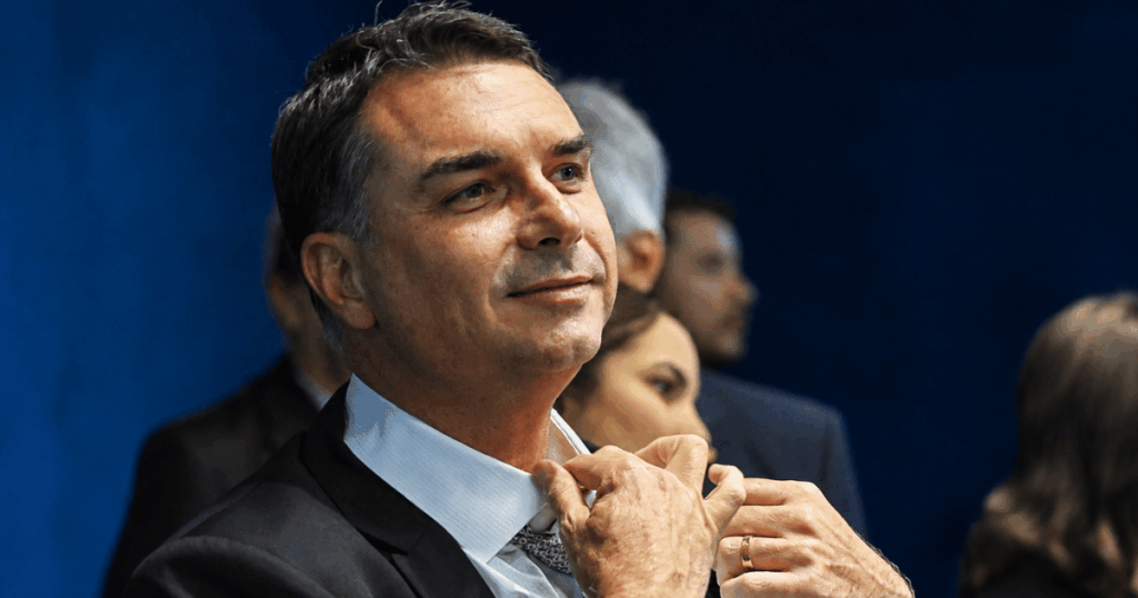 Flávio Bolsonaro durante evento político; PL ainda negocia quem ocupará a vaga de candidato a vice na chapa presidencial.