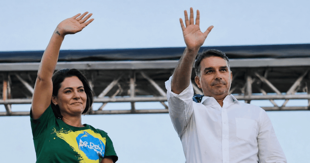Michelle Bolsonaro e Flávio Bolsonaro aparecem juntos em foto publicada no Instagram durante a reaproximação política da família Bolsonaro, em meio às discussões sobre a candidatura da ex-primeira-dama ao Senado pelo DF.