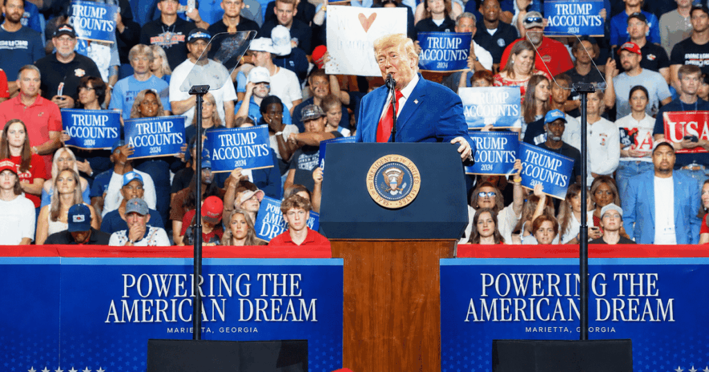 Donald Trump discursa durante evento nos Estados Unidos em meio ao debate sobre a publicação do cartaz "Trump 2028" e a proibição constitucional de um terceiro mandato.