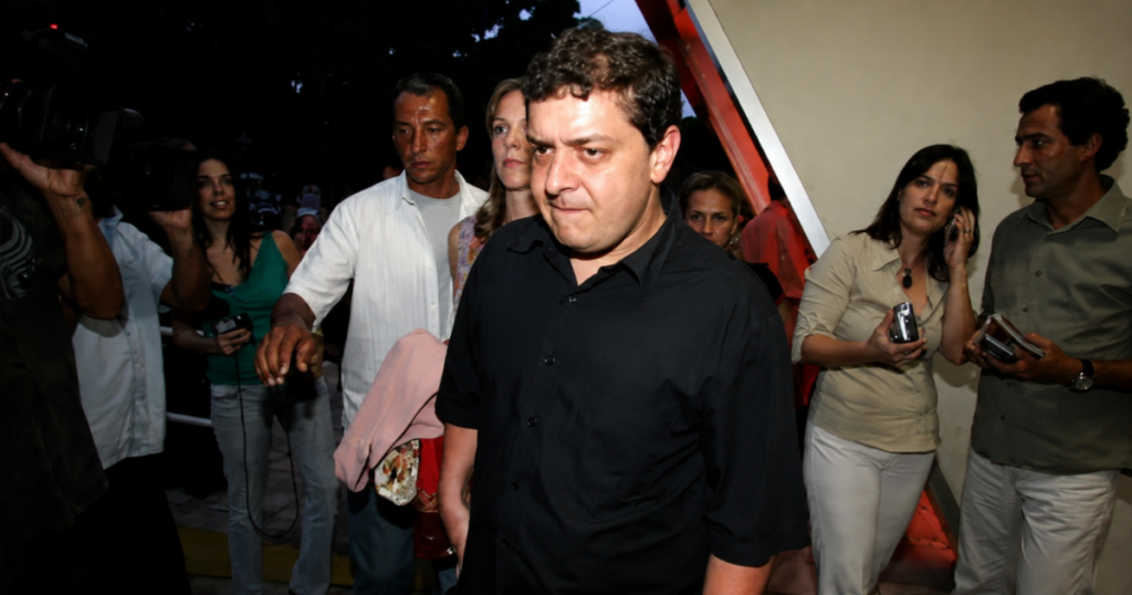 Fábio Luís Lula da Silva, o Lulinha, durante evento cercado por pessoas e profissionais de imprensa.