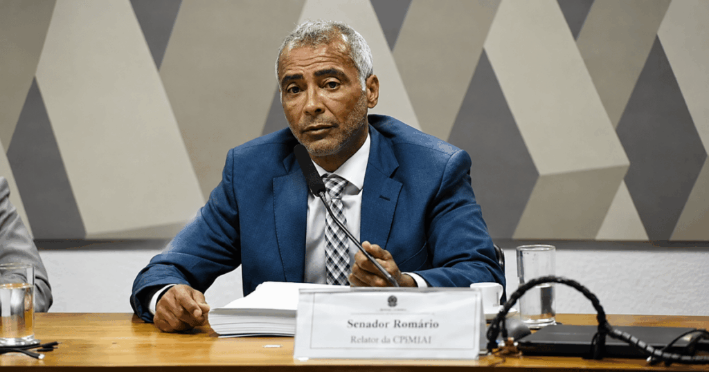 Romário durante sessão no Senado após decisão que manteve a penhora de parte do salário