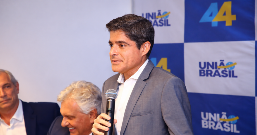 ACM Neto fala ao microfone durante evento do União Brasil