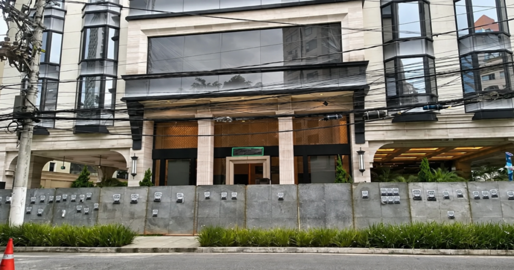 Fachada de edifício ligado ao Banco Master, citado em caso envolvendo precatórios e decisões judiciais