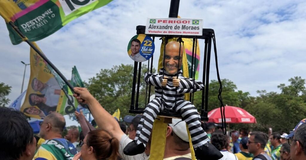 Boneco representando Alexandre de Moraes atrás das grades durante manifestação em Brasília no 7 de Setembro
