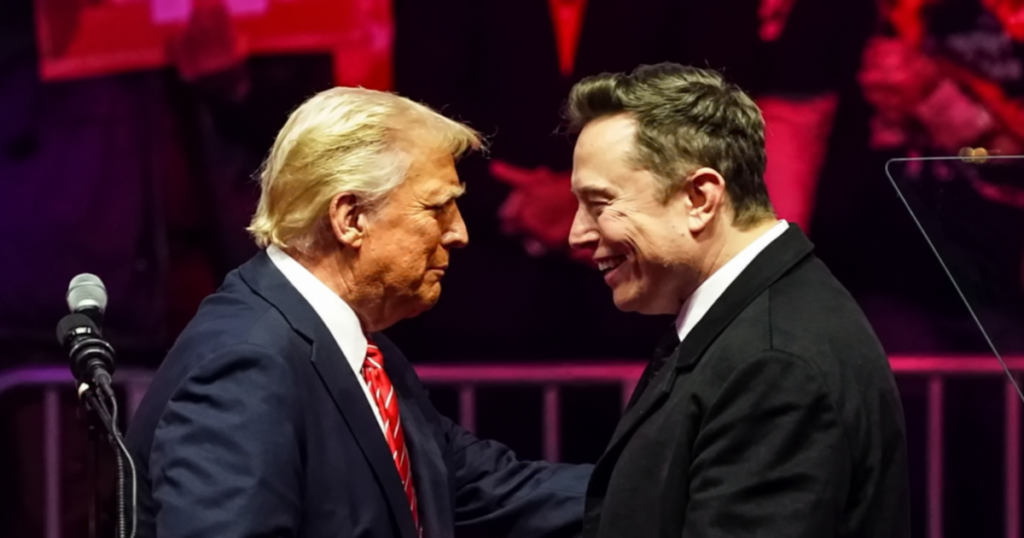 Donald Trump e Elon Musk conversam durante evento nos Estados Unidos