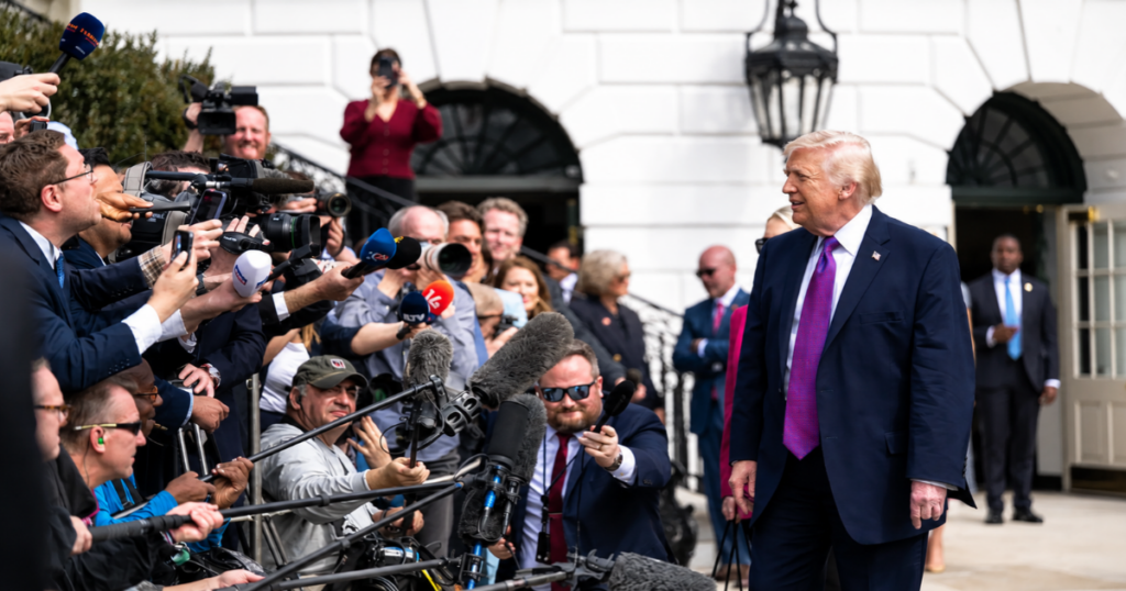 Donald Trump conversa com jornalistas e equipes de imprensa na Casa Branca, nos Estados Unidos.