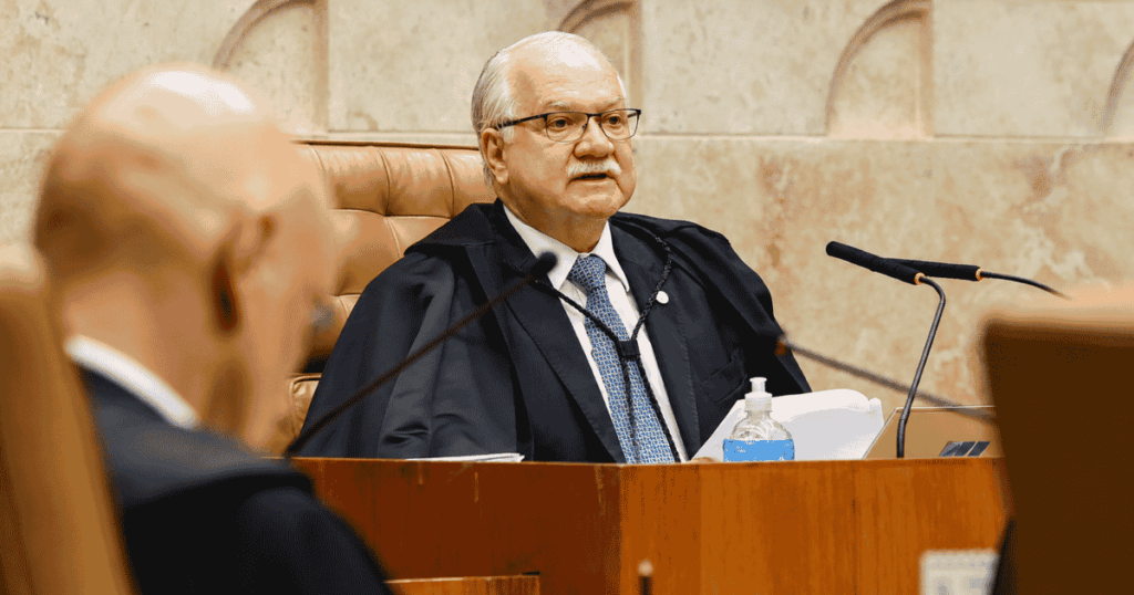 Edson Fachin durante sessão do STF em meio à crise no Supremo e às discussões envolvendo o TSE