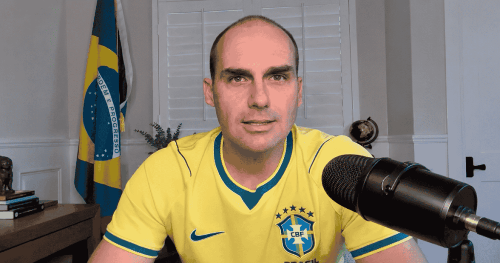 Eduardo Bolsonaro usando camisa do Brasil durante gravação em vídeo nos Estados Unidos