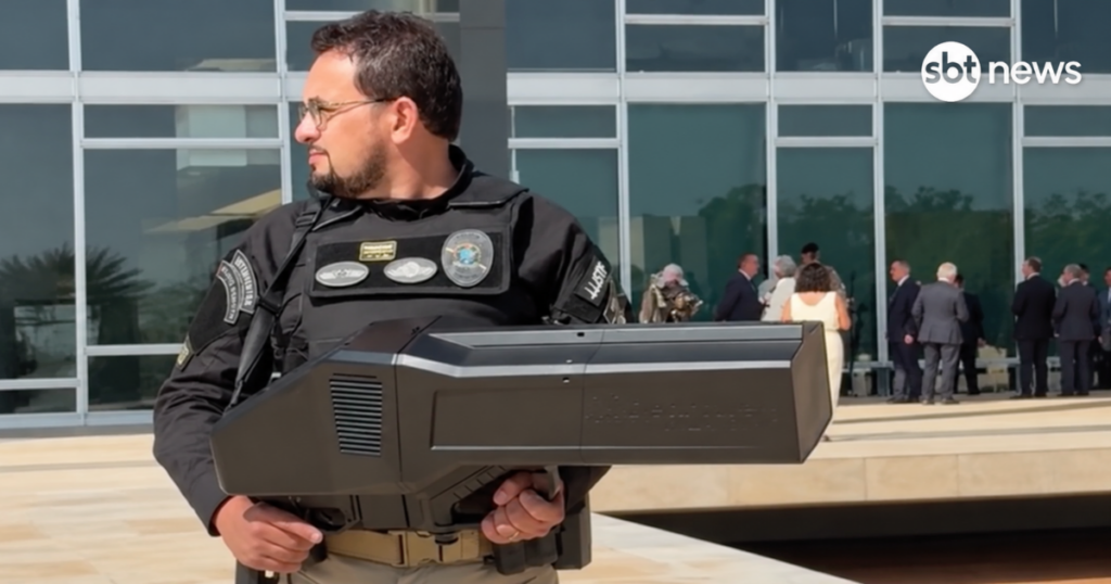 Agente de segurança segura equipamento antidrone durante sessão no STF em Brasília.