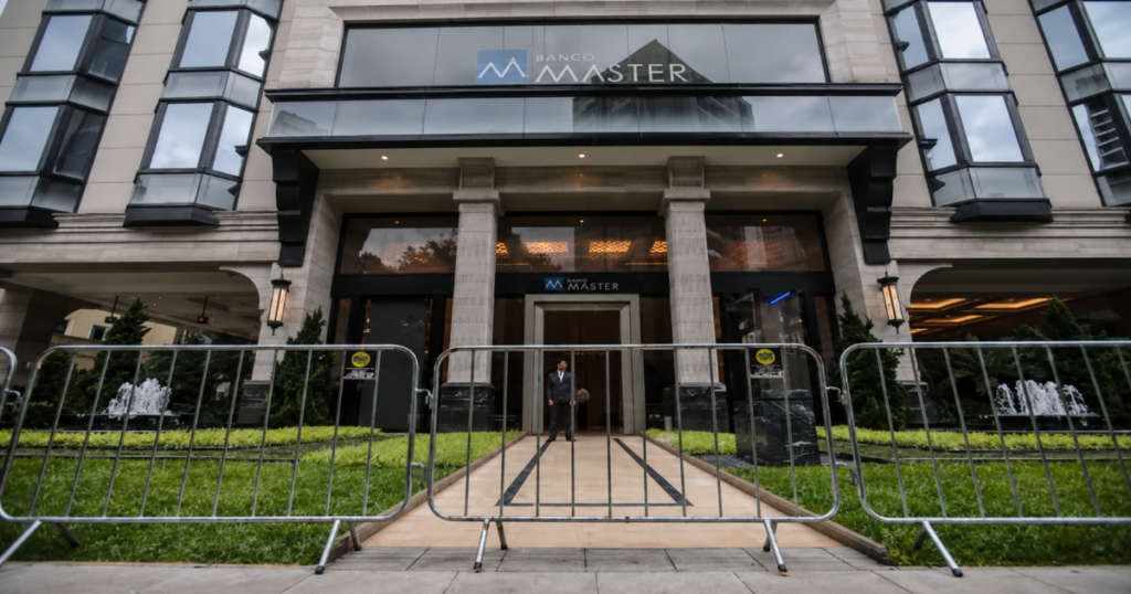 Fachada do Banco Master na cidade de São Paulo, com grades de proteção em frente ao edifício