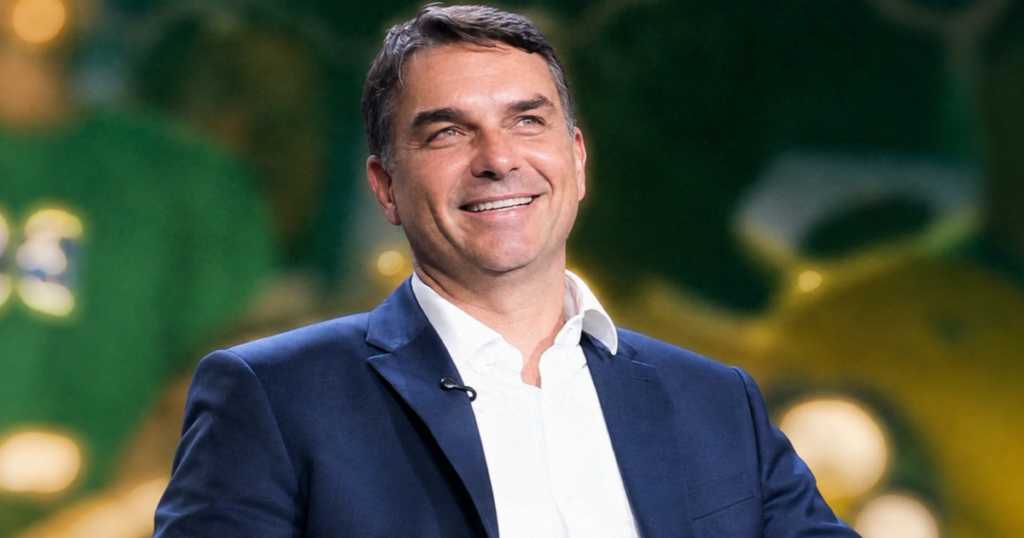 Flávio Bolsonaro durante participação em programa, em imagem usada em matéria sobre ação apresentada ao TSE