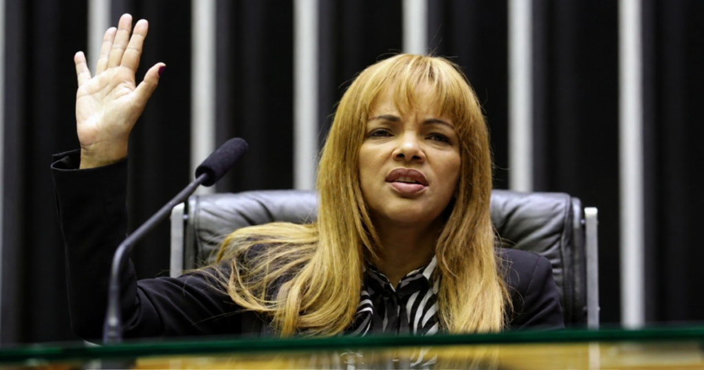 Flordelis durante sessão na Câmara dos Deputados; STJ manteve sua condenação a 50 anos de reclusão.
