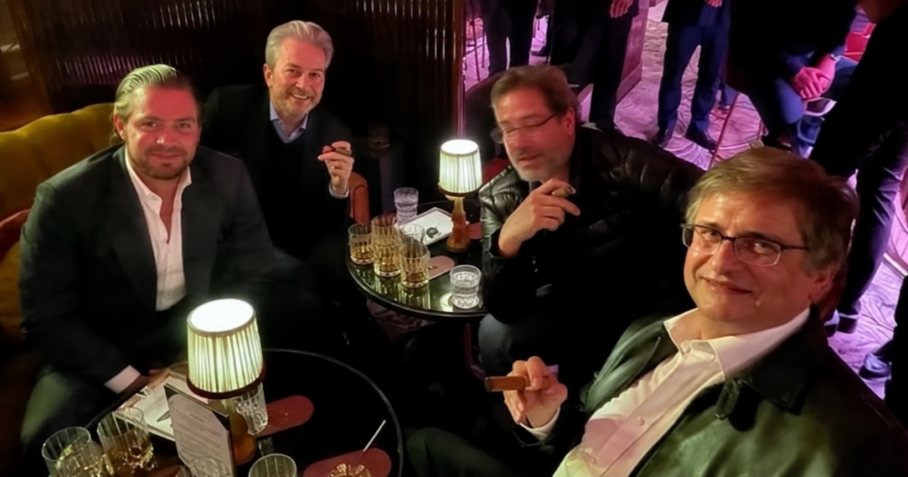 Paulo Gonet e Daniel Vorcaro aparecem com outras pessoas durante encontro em Londres, em abril de 2024.