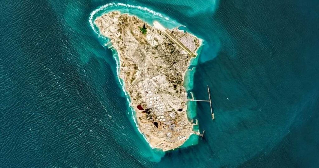 Vista aérea da Ilha de Kharg, principal terminal de exportação de petróleo do Irã, no Golfo Pérsico.