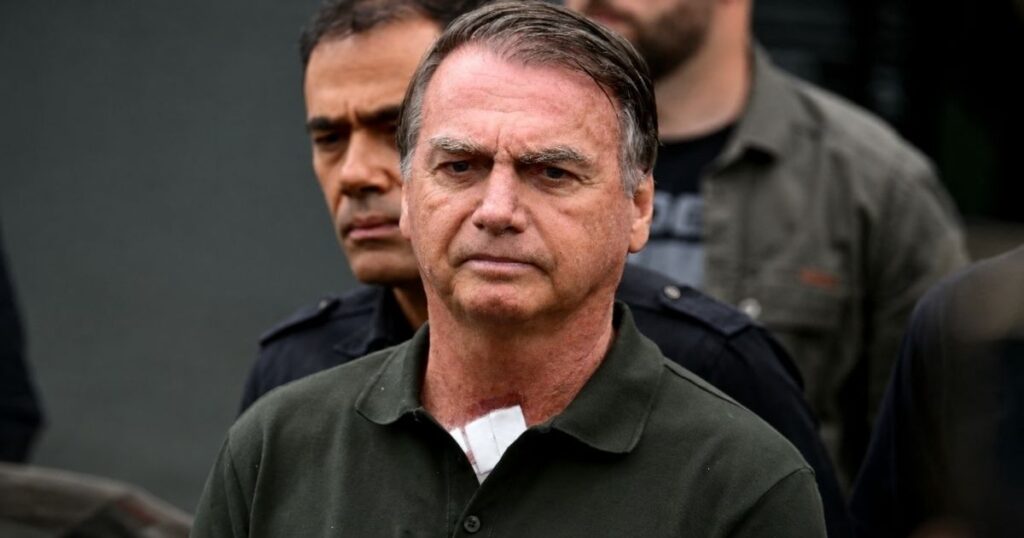 Jair Bolsonaro em aparição pública; STF analisa pedido de liberdade apresentado por terceiro sem autorização do ex-presidente.