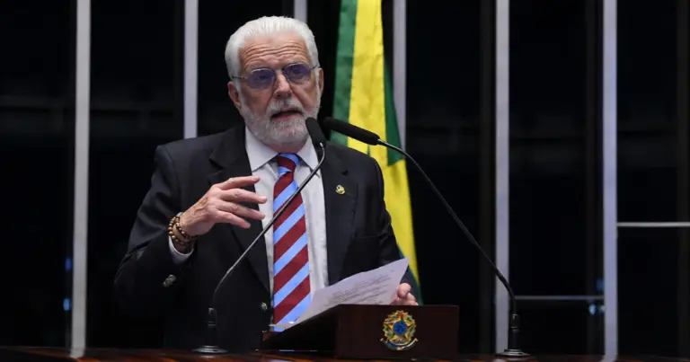 Jaques Wagner discursa no plenário do Senado Federal em Brasília