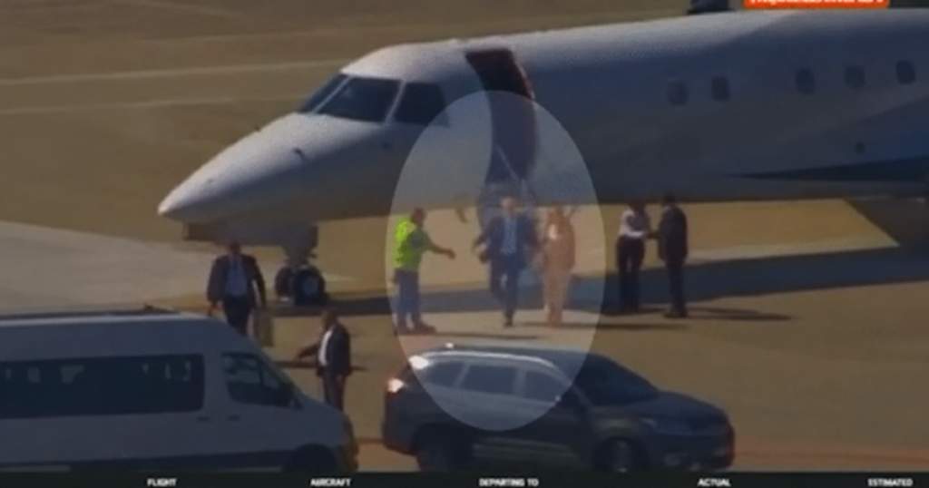 Jatinho no pátio de aeroporto durante desembarque registrado em vídeo citado na apuração sobre o voo de Moraes.