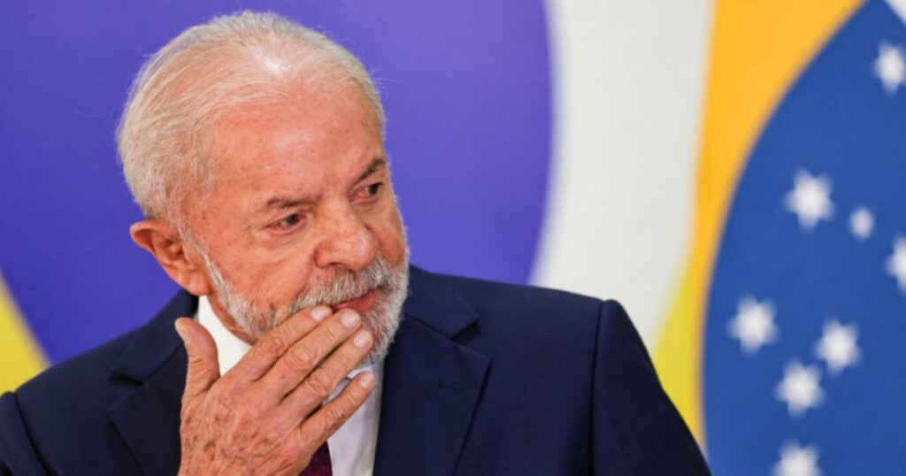 Presidente Lula durante evento oficial; governo cobra abertura completa do sigilo das investigações do caso Master.