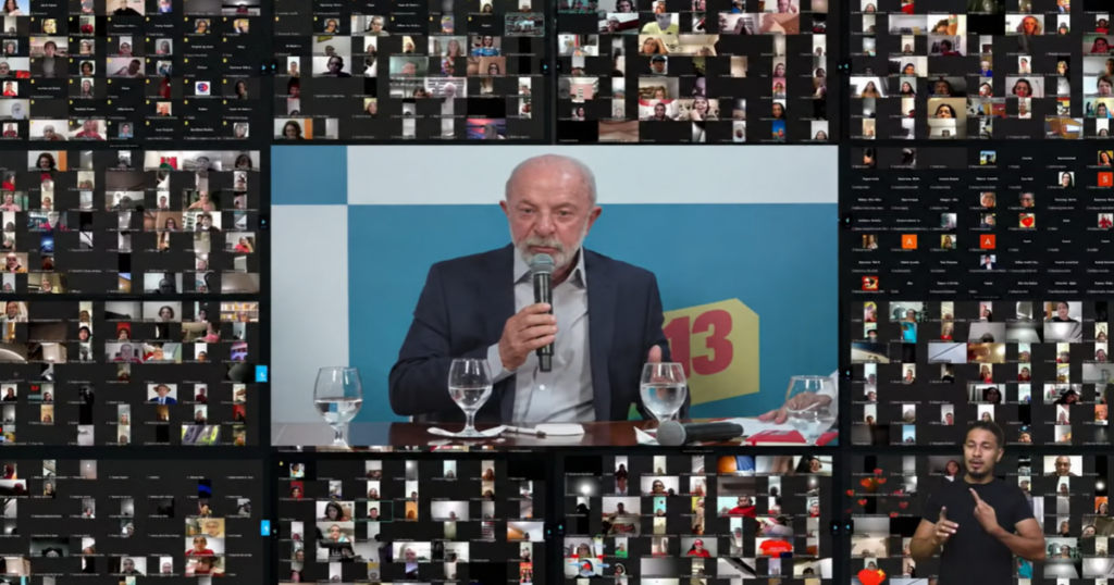 Lula participa de transmissão virtual cercado por telas de participantes durante a campanha eleitoral