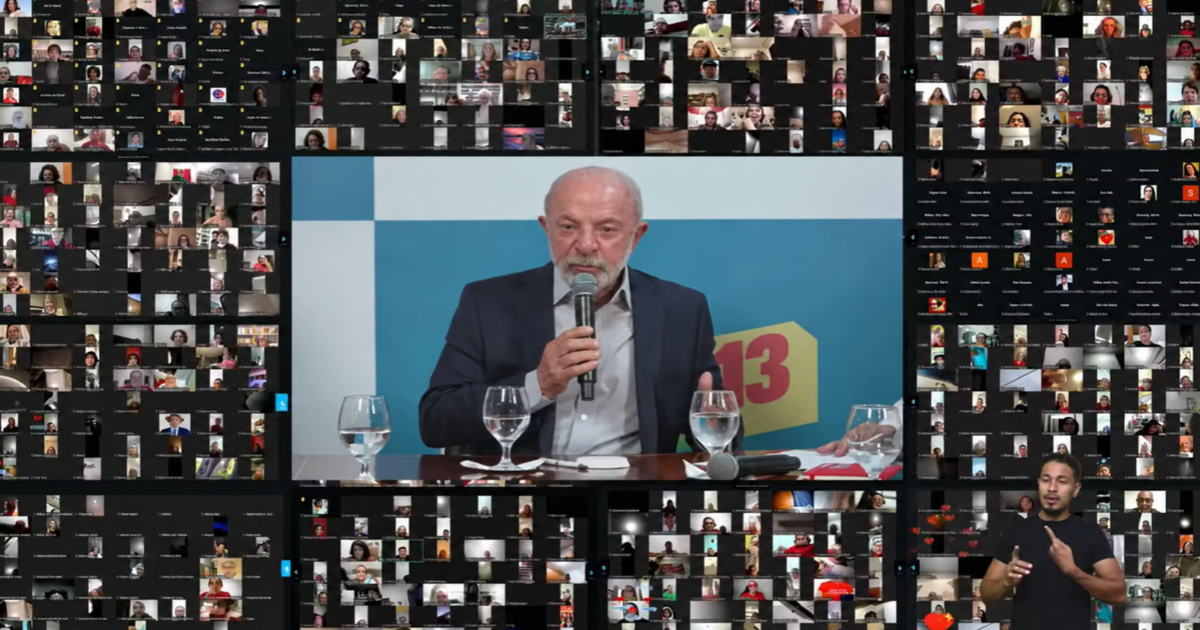 Lula participa de transmissão virtual cercado por telas de participantes durante a campanha eleitoral