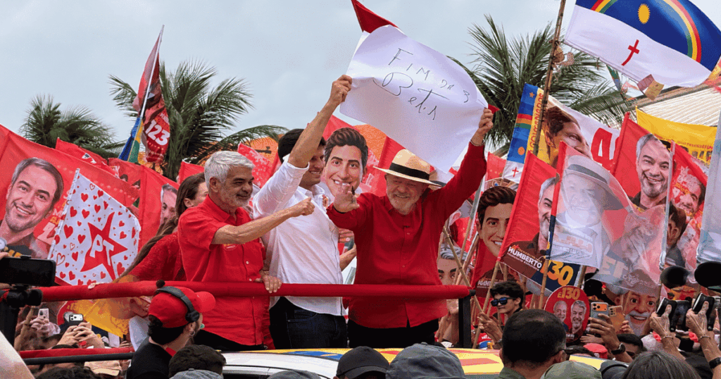 Lula segura cartaz sobre o fim das bets ao lado de João Campos e Humberto Costa, no Recife