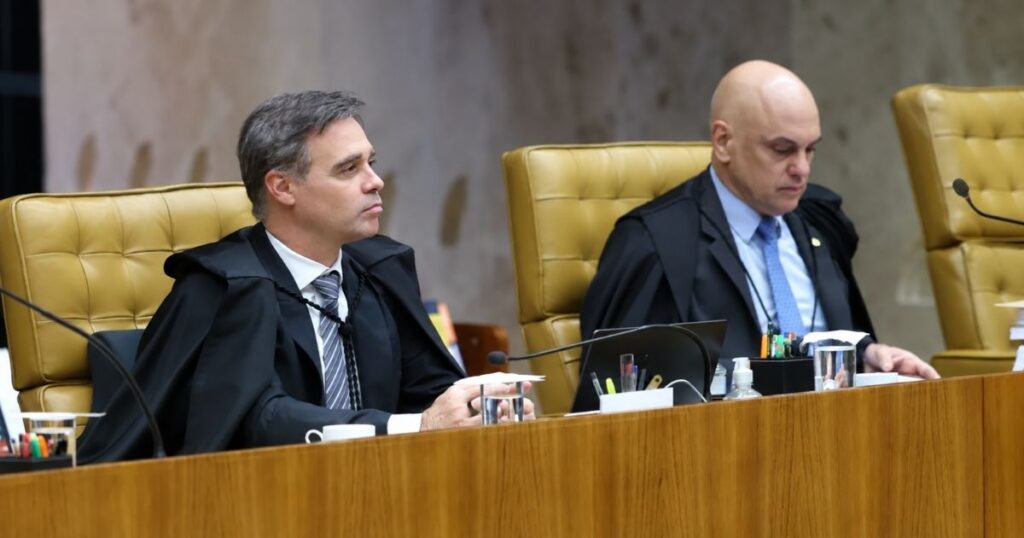 Ministros André Mendonça e Alexandre de Moraes durante sessão no Supremo Tribunal Federal (STF).