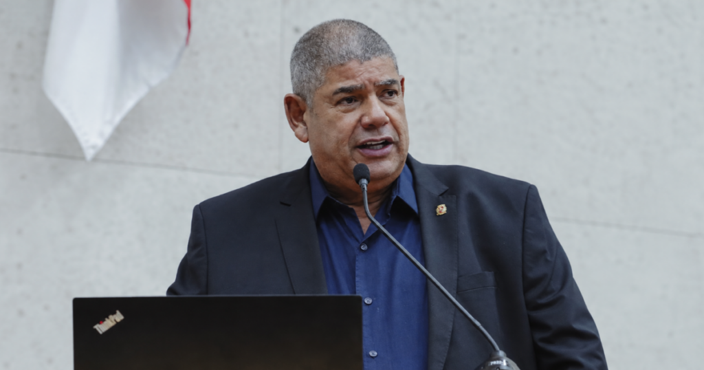 Milton Leite fala ao microfone durante sessão na Câmara Municipal de São Paulo