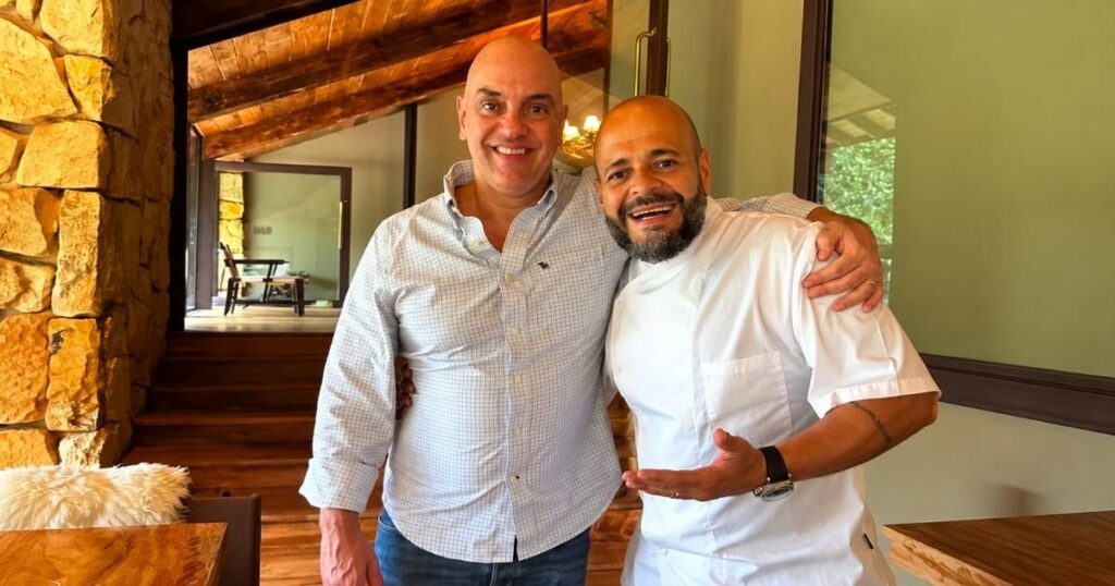 Alexandre de Moraes posa ao lado de chef responsável por evento de Daniel Vorcaro em Campos do Jordão.