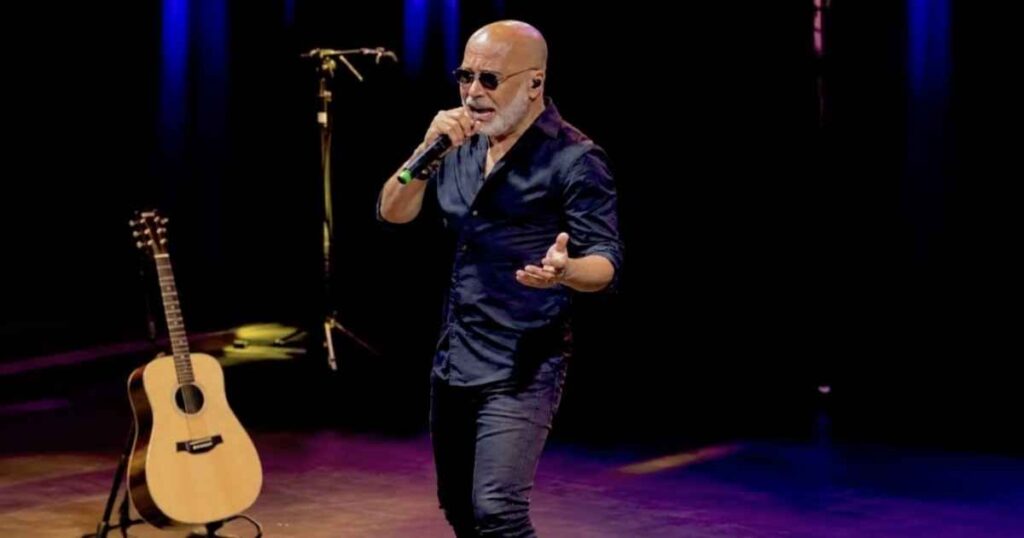 Rick, cantor da dupla Rick & Renner, durante apresentação no palco