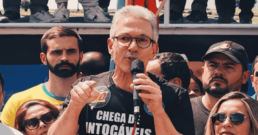 Romeu Zema fala ao microfone durante ato de campanha em Minas Gerais nas eleições de 2026.