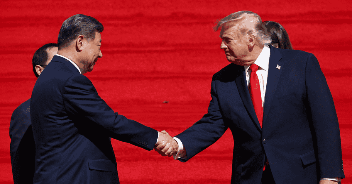 Donald Trump e Xi Jinping apertam as mãos durante encontro entre Estados Unidos e China.