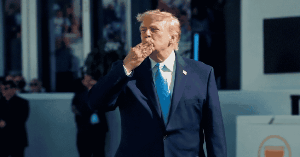 Donald Trump durante evento nos Estados Unidos; governo aposta na autorregulação da IA por big techs.