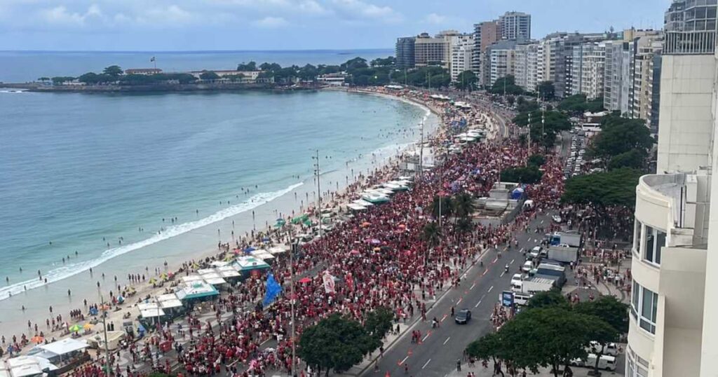 Vista panorâmica do ato pró-Lula no Rio, com manifestantes concentrados na Avenida Atlântica, em Copacabana, durante a campanha eleitoral de 2026.