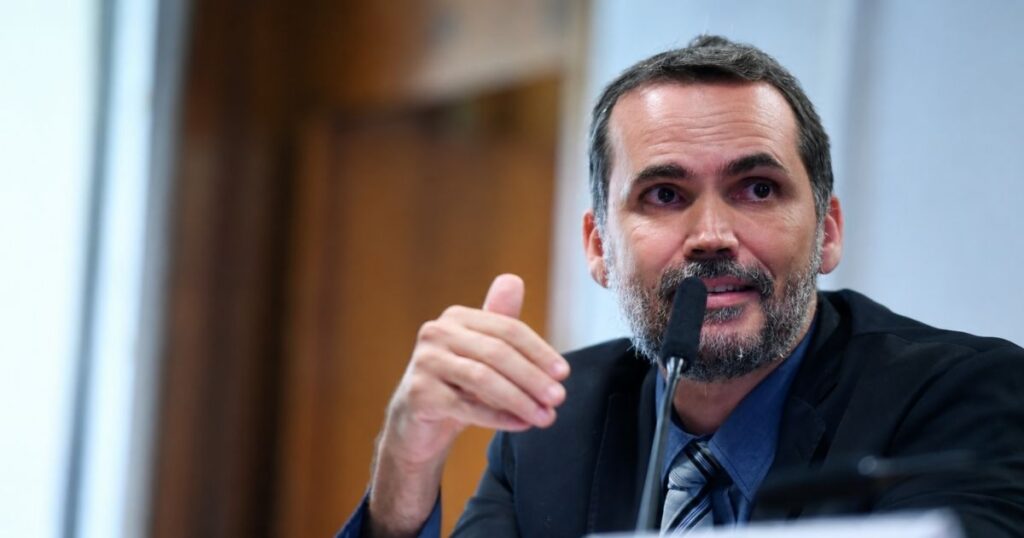 Ministro Bruno Moretti durante pronunciamento. Governo anuncia medidas para o preço dos combustíveis, com desoneração e subsídios.