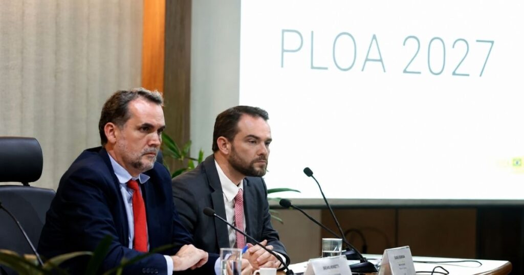 Ministros Bruno Moretti, do Planejamento, e Dario Durigan, da Fazenda, durante apresentação do PLOA 2027.