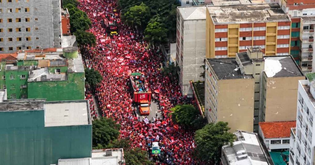 Vista aérea de apoiadores durante ato da campanha de Lula na Rua Augusta, em São Paulo, na véspera da eleição de 2026.