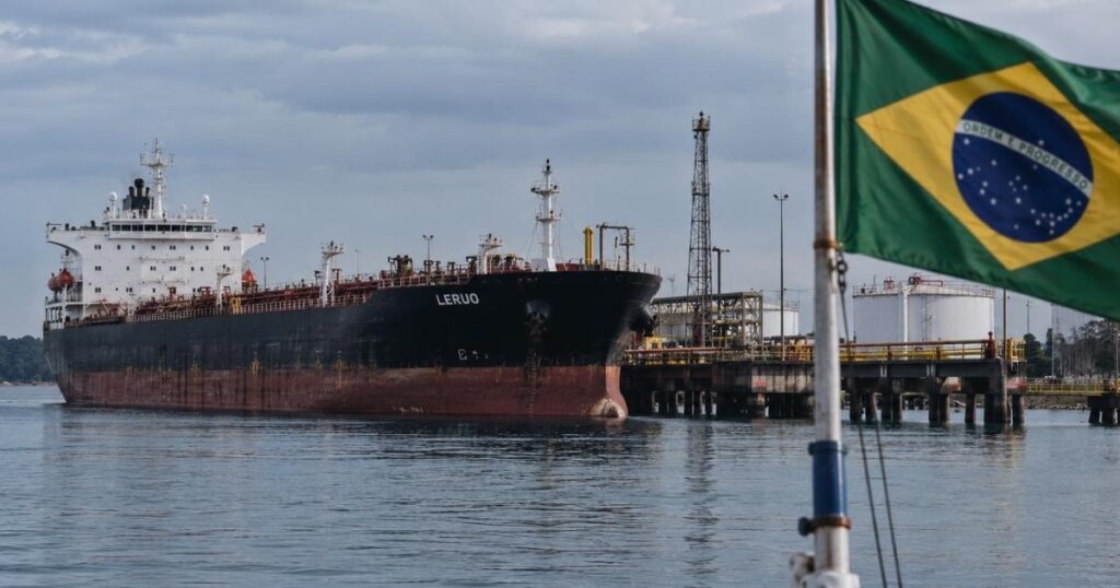 Ilustração realista de um navio petroleiro em terminal de combustíveis, com bandeira do Brasil, representando o retorno das rotas de diesel russo.